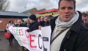 Manifestation des professeurs devant la cité scolaire Blaise-Pascal à Longuenesse avec jets de cartables