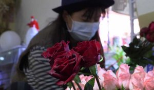 La peur du virus, une épine pour les affaires de la Saint-Valentin à Shanghai