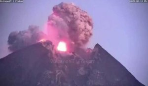 Le volcan Merapi en Indonésie entre en éruption
