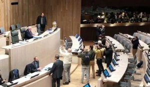 Conseil municipal de Marseille : Gaudin prend place dans son fauteuil pour la dernière fois