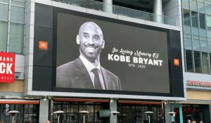 les fans de Kobe Bryant lui rendent hommage devant le Staples Center à Los Angeles