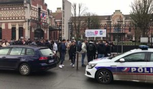 Suite à une agression au sein du lycée Eiffel à Armentières, une dizaine de policiers filtrent les entrées sorties de l'établissement.