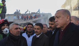 les secouristes turcs fouillent les débris à la recherche des rescapés du séisme