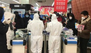 Virus: la population de Wuhan se rue dans les pharmacies