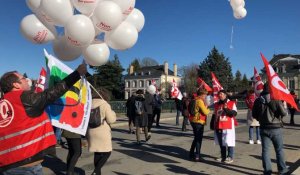 Réformes des retraites. À Laval, un lâcher de ballons en protestation contre Macron