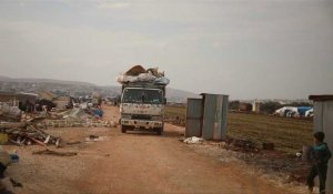 Des Syriens quittent un camp de déplacés, fuyant l'avancée du régime