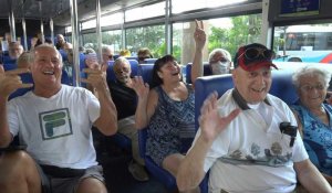 Des croisiéristes font des excursions en bus au Cambodge malgré les craintes de virus