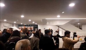 Lille: des manifestants interpellent Violette Spillebout lors d'une réunion publique