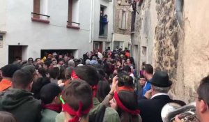La procession de la fête de l'ours à Saint-Laurent-de-Cerdans
