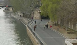 Joggeurs et promeneurs sur les quais à Paris au premier jour du confinement