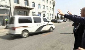 Des voitures de police quittent le tribunal chinois alors que s'est tenu le procès d'un Canadien