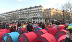 Un nouveau campement de migrants installé place de la République à Paris