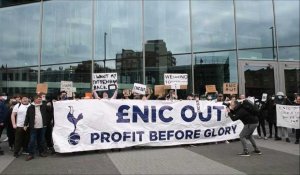 Foot: Les fans de Tottenham manifestent devant le stade contre le projet de Super Ligue