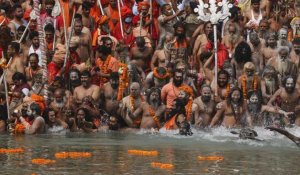 Des centaines de milliers de pèlerins hindous célèbrent la Kumbh Mela, malgré la pandémie