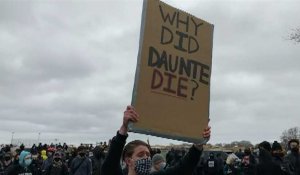 Mort de Daunte Wright: manifestation devant le commissariat de Brooklyn Center en dépit du couvre-feu