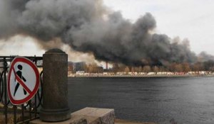 Depuis deux jours une usine historique brûle à Saint Pétersbourg
