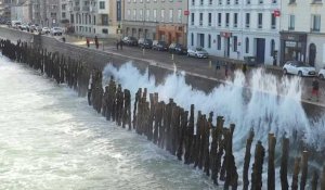 Entre éclaboussures et pêche à pied, une journée de grande marée à Saint-Malo