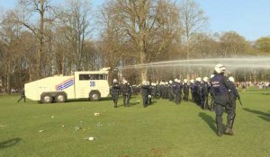 Bruxelles: la police disperse une foule rassemblée dans un parc pour un faux concert
