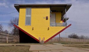 Une maison construite à l'envers en Roumanie