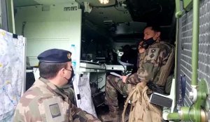 Les soldats font halte à la base aérienne de Séchault