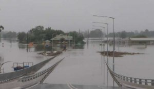 Un pont sous les eaux, les inondations s'aggravent en Australie