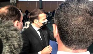 Emmanuel Macron s'entretient avec le personnel du centre de vaccination de Valenciennes