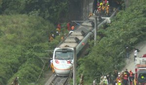 Secouristes sur le lieu de l'accident de train à Taïwan