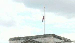 Le drapeau britannique en berne au palais de Buckingham après le décès du duc d'Edimbourg