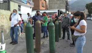 Covid: longues files d'attente à Caracas pour obtenir de l'oxygène