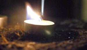 Les Londoniens allument des bougies pour rendre hommage aux morts du coronavirus