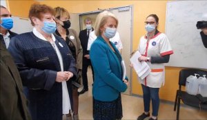 Visite de Brigitte Bourguignon au centre de vaccination de Gauchin-Verloingt