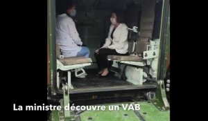Florence Parly et un VAB, véhicule de l'avant blindé