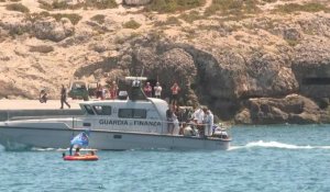 Italie: des migrants arrivent sur l'île de Lampedusa