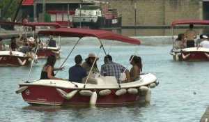 Canicule: les Franciliens cherchent la fraicheur près du bassin de la Villette