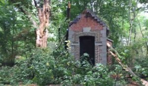 Blaton dans le quartier de la Petite Bruyere, la chapelle de la bonne mort a recu des branches d'arbre.