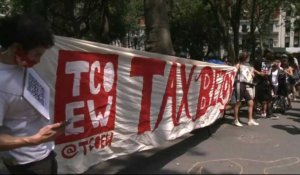 New York: manifestation devant la résidence du patron d'Amazon Jeff Bezos