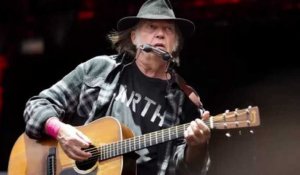 Donald Trump : voici pourquoi le chanteur Neil Young porte plainte contre lui