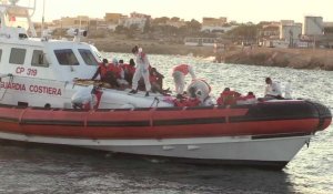 Des gardes-côtes italiens sauvent des migrants coincés sur le bateau de Banksy