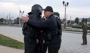 Bélarus : Loukachenko se montre en tenue de guerre à Minsk