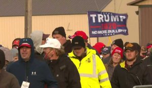 Des centaines de supporteurs de Trump font la queue avant un meeting dans le Minnesota
