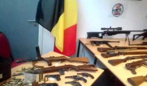 Bruxelles : présentation des 374 armes saisies par la police fédérale