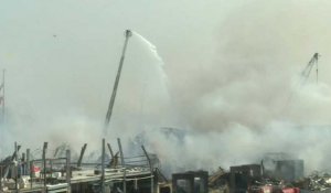Les pompiers bataillent contre les dernières flammes au Port de Beyrouth