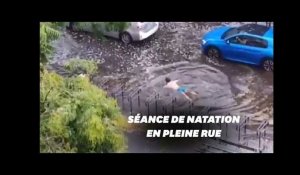 Ce nageur improvise une brasse en plein Paris après l'orage