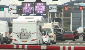 File de véhicules à Calais pour prendre le ferry, début de la quatorzaine britannique imposée à la France