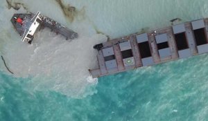 VUES AERIENNES du navire échoué sur les côtes de l'île Maurice qui s'est brisé