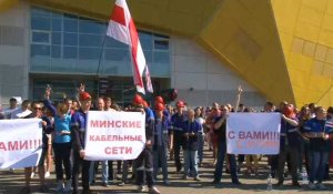 Bélarus: manifestation devant une usine