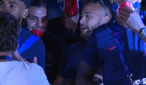 Football/PSG : la joie de Neymar et de ses coéquipiers, de retour à leur hôtel
