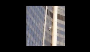 Paris : un homme escalade la tour Montparnasse à mains nues (vidéo)