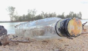 Un Malaisien de 74 ans nettoie les plages des bouteilles en verre