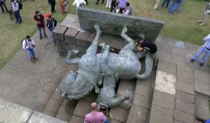 Colombie: des Amérindiens abattent la statue d'un conquistador espagnol (2)